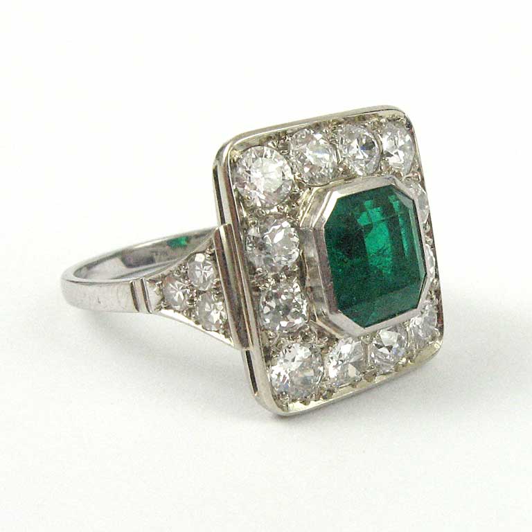 Smaragd Diamant Ring in Weissgold, schräge Ansicht