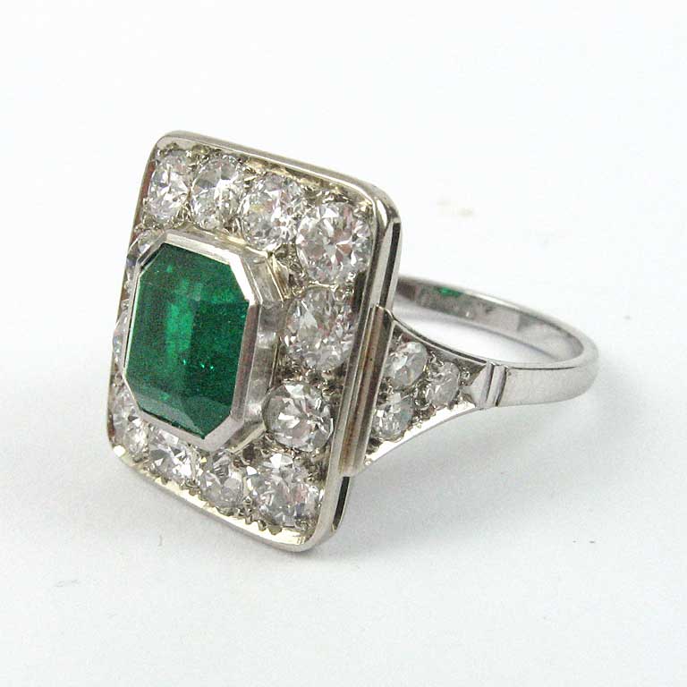 Smaragd Diamant Ring in Weissgold, schräge Ansicht