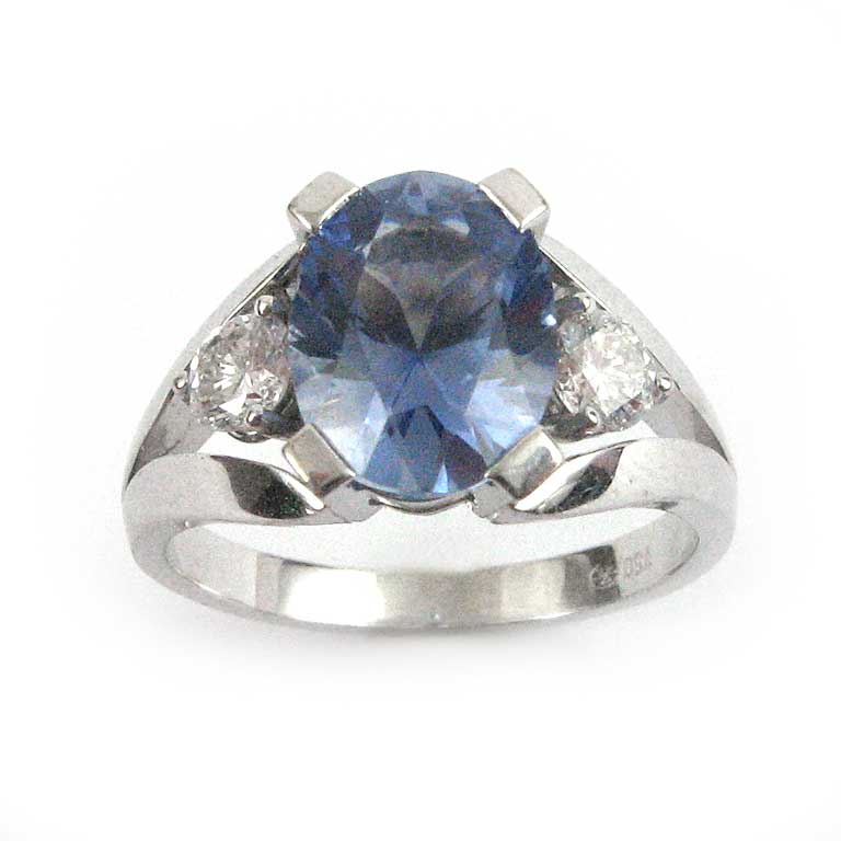 Ring mit ovalem blauen Saphir