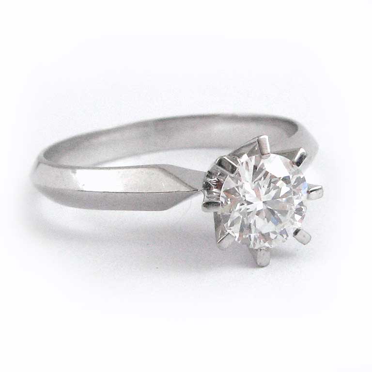 Weissgoldring mit einem Diamanten im Brillantschliff von 0.5ct